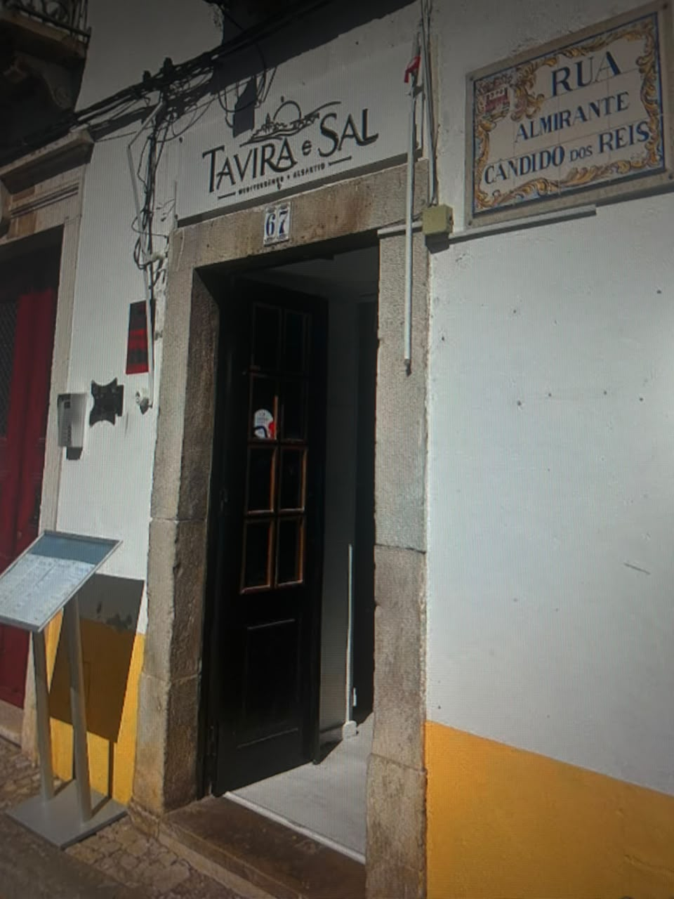 Fachada do Tavira e Sal na Rua Almirante Cândido dos Reis, 67