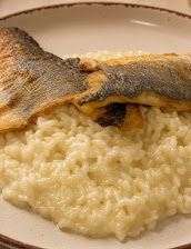Peixe grelhado sobre risoto